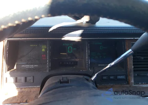 1993 Lincoln Town Car Signature z USA, uszkodzony, nr VIN 1LNLM82W2PY613729